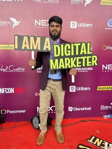 Holding an 'I am a digital marketer' sign at NFCON 2023