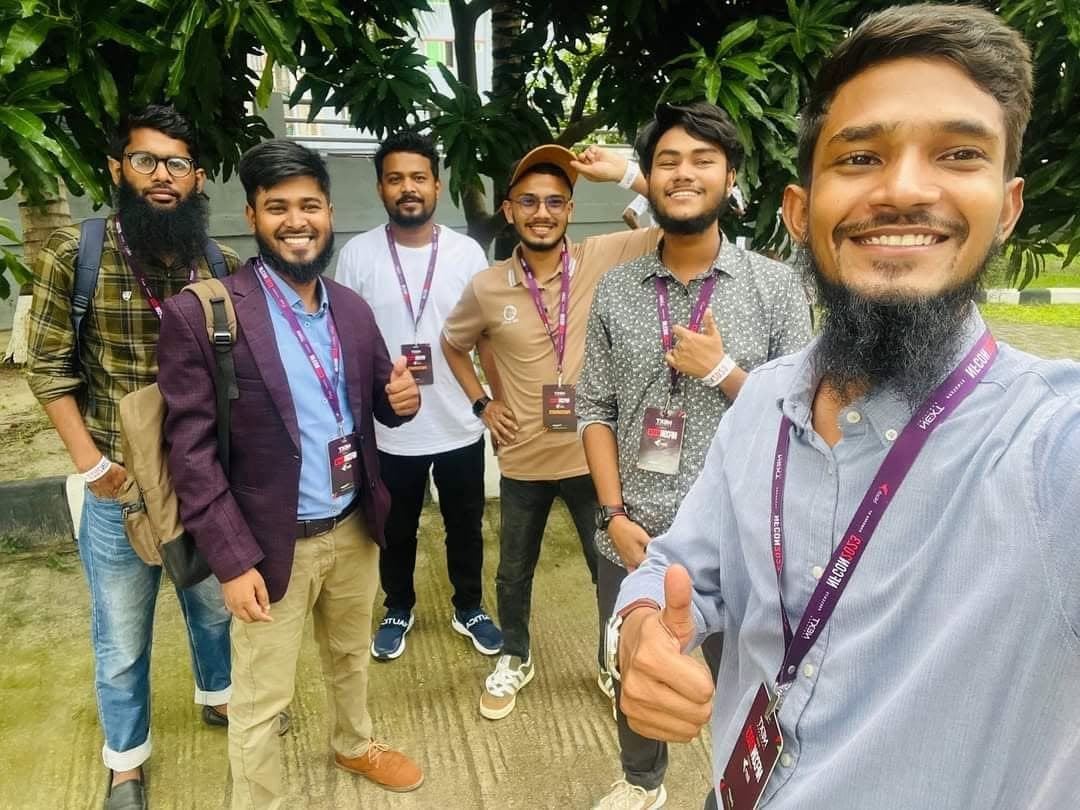 Group selfie with friends at NFCON 2023